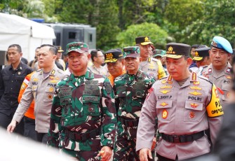 Panglima TNI Bersama Kapolri seusai Memimpin Apel Gelar Pasukan Operasi Lilin 2024 di Bali