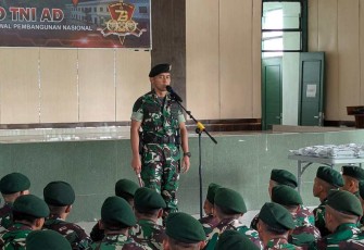Danyonarmed 12 Kostrad Letkol Arm Dr Erlan Wijatmoko memberikan jam komandan, Rabu (18/12)
