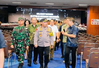 Kapolri Jenderal Listyo Sigit Prabowo saat pengecekan gereja di Surabaya, Jum'at (20/12)