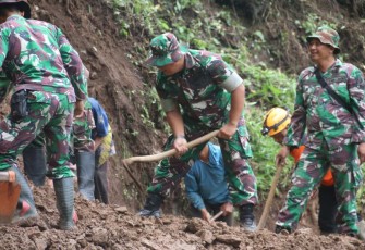Kapenrem 081/DSJ Mayor Cpl H Eko Sudarto bantu evakuasi material pasca bencana alam di Ponorogo, Sabtu (21/12)
