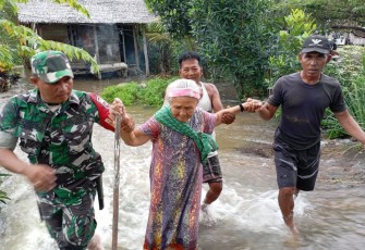 Jajaran Kodam XIV/Hsn di Wilayah Sulsel saat Berikan Bantuan kepada Korban Banjir