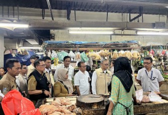 Satgas pangan Polda Jatim saat meninjau toko ritel di Surabaya 