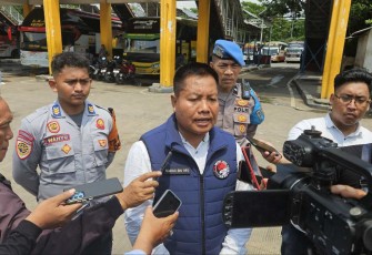Kabag Bin Ops Ditresnarkoba Polda Jatim AKBP Suharsono saat memberikan keterangan pers di Terminal Purabaya, Senin (23/12)