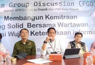 Kepala BPN Kota Depok Rahmat saat memberikan pemaparan di Depok, Senin (23/12)
