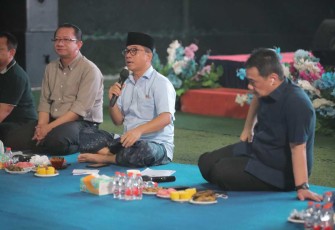 Mendes PDT Yandri Susanto berdialog dengan warga di aula desa Nagrak Utara, Sukabumi, Senin (23/12)