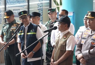 Menkes Budi Gunadi Sadikin saat konferensi pers di pelabuhan Merak Cilegon, Selasa (24/12)