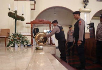 Tim Jibom Gegana Polda Jatim saat sterilisasi gereja jelang Natal, Selasa (24/12)