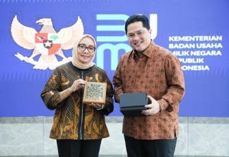 Menteri PPPA Arifatul Choiri Fauzi menerima cenderamata Menteri BUMN Erick Thohir di Jakarta, Selasa (24/12)