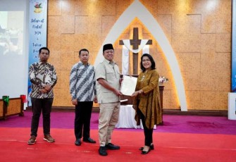 Menteri Agraria dan Tata Ruang/Kepala Badan Pertanahan Nasional (ATR/BPN), Nusron Wahid menyerahkan sertipikat tanah GPK di Jakarta, Selasa (24/12)