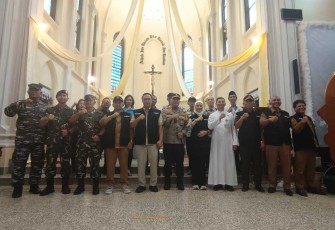 Dandim 0833/Kota Malang Letkol Arm Aris Gunawan bersama Forkopimda dalam pemantauan keamanan ibadah Natal, Selasa (24/12)