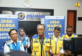 Menteri PU Dody Hanggodo saat memberikan keterangan pers usai mengunjungi JTMC di Bekasi, Jum'at (27/12)