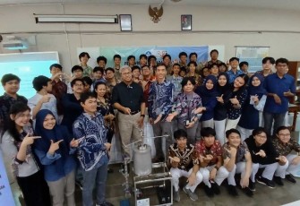 Tim Universitas Pertamina daur ulang sampah