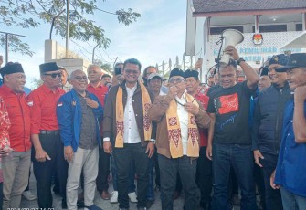 Rijanto dan Beky Hendriansyah (rambut jambul warna biru) Seusai Daftar Pilkada Kabupaten Blitar di KPU Kabupaten Blitar Diantar Ribuan Simpatisan dan Pendukung (Foto : Faisal NR / Klikwarta.com)