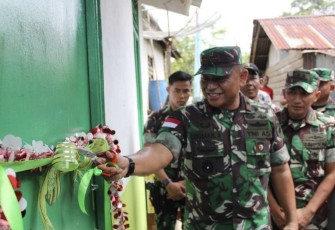 Danrem 121/Abw Brigjen TNI Luqman Arief saat gunting pita hasil rehab rumah tidak layak huni, Rabu (10/1)