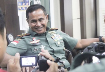 Pangdam XII/Tpr Mayjen TNI Iwan Setiawan saat klarifikasi bersama awak media terkait personel Satgas Yonarmed 10/Brajamusti, Selasa (30/1)