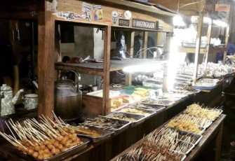 Angkringan Pak Jabrik, salah satu rekomendasi kuliner di sekitar Malioboro, Jalan P Mangkubumi, Gowongan, Kecamatan Jetis, Kota Yogyakarta 