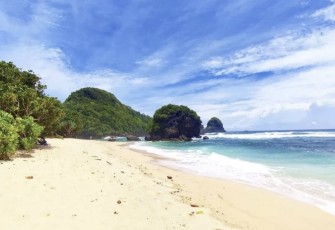 Pantai Watu Leter Kabupaten Malang, Jawa Timur 