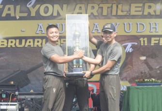 Danyonarmed 1 Kostrad Mayor Arm Ihalauw Garry Herlambang menyerahkan piala bergilir meriahkan HUT Yonarmed 1 Kostrad ke 72, Minggu (11/2)