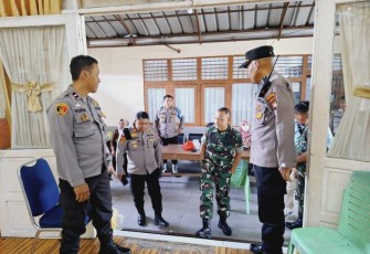 Kapolsek Pontianak Timur AKP Hery Purnomo saat pengecekan dan pengamanan penghitungan suara di Kecamatan Pontianak Timur, Jum'at (16/2)