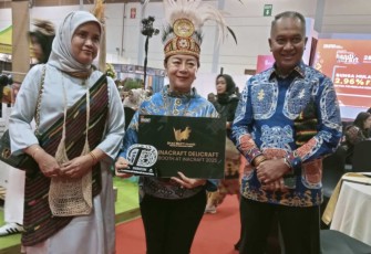 CEO Founder PT Sagolicious Indonesia Prima Jenny Wijaya saat menerima piagam penghargaan, Jum'at (1/3)