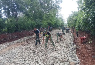 Pengerasan Jalan TMMD Ke-119 Kodim 1409/Gowa  di desa Panaikang, Minggu (3/3)