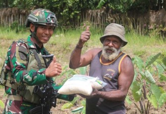 Prajurit Satgas Yonif 323/Buaya Putih Berbagi Kebahagiaan HUT Kostrad Ke 63, Senin (5/3)