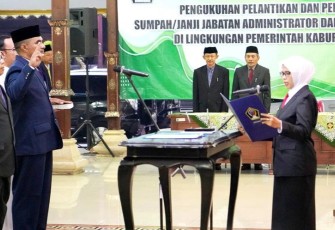 Bupati Blitar Rini Syarifah Saat Ambil Sumpah Janji Jabatan kepada Pejabat Eselon 3 dan Eselon 4, Kamis 21 Maret 2024.