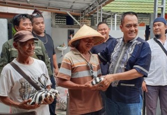 Ketua LSM Lapaan RI BRM Dr Kusumo Putro saat membagikan paket beras, Senin (8/4)