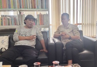 Ketua KJD John Hutapea bersama Kabid Disporyata Nur Abdullah diruang kerjanya, Selasa (16/4)