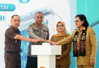 Bupati Blitar Rini Syarifah Didampingi Direktur RSUD Ngudi Waluyo Kabupaten Blitar dr. Endah Woro Utami bersama Jajaran Kejari Blitar dan Polda Jatim Meresmikan Ground Breaking Gedung Srikandi Rawat Inap RSUD Ngudi Waluyo dengan 8 Lantai