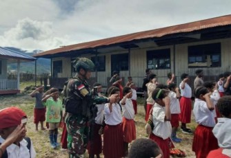 Upacara bendera anak-anak di perbatasan 