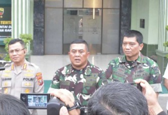Dandim 0201/Medan Kolonel Inf Ferry Muzawwad bersama Kapendam I/BB Kolonel Inf Rico J Siagian saat konferensi pers 