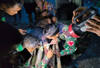 Pengobatan warga tersabet parang