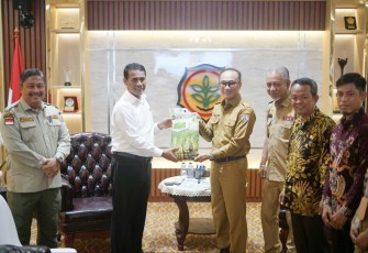 Mentan Amran Sulaiman menyerahkan bantuan Kementan secara simbolis kepada Pj Gubernur Sulbar Prof Zudan Arif Fakrulloh di kantor Kementan RI Jakarta, Senin (13/5)