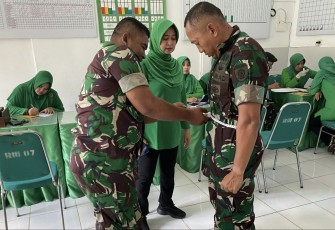 Danmenarmed 2 Kostrad Letkol Arm Siswo Budiarto saat pengecekan kesehatan 