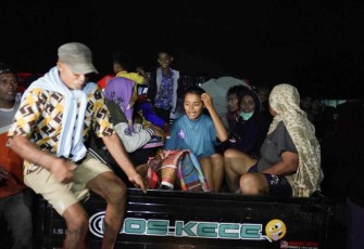 Sejumlah warga terdampak erupsi Gunungapi Ibu beraktivitas di Pos Pengungsian Desa Gam Ici, Kecamatan Ibu Tengah, Kabupaten Halmahera Barat, Maluku Utara, Sabtu (18/5).