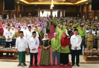 Bupati Blitar Rini Syarifah (empat dari kanan) Di Acara Manasik Haji Tahun 2024