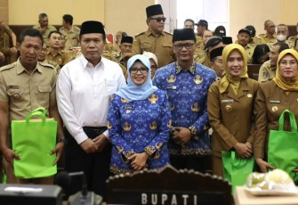 Bupati Blitar Rini Syarifah Didampingi Jajarannya Seusai Menyerahkan Penghargaan dari Kemendes PDTT untuk Desa-desa di Kabupaten Blitar