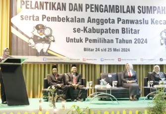 Bupati Blitar Rini Syarifah Berikan Sambutan Pada Acara Pelantikan Anggota Panwascam se-Kabupaten Blitar Tahun 2024