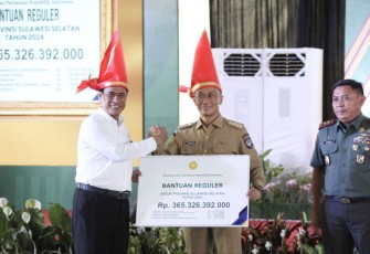 Mentan Amran Sulaiman menyerahkan bantuan Kementan secara simbolis kepada Pj Gubernur Sulbar Prof Zudan Arif Fakrulloh di Sulsel, Senin (27/5)