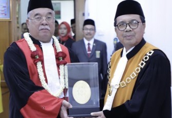 Ketua Mahkamah Agung Prof Dr H M Syarifuddin memberikan cenderamata 
