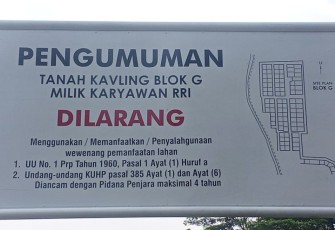 Keterangan papan nama status kepemilikan lahan di lokasi Blok G Komplek RRI Cisalak