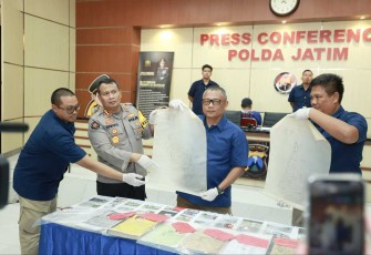 Kabid Humas Polda Jatim Kombes Dirmanto saat menunjukkan barang bukti dalam keterangan pers di Mapolda Jatim, Rabu (5/6)