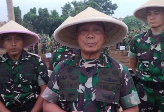 Pangdivif 2 Kostrad Mayjen TNI Anton Yuliantoro saat memberikan keterangan pers di Yonarmed 1 Kostrad, Rabu (12/6)
