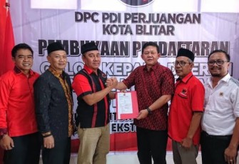 Bambang Rianto Saat Daftar Bacawali di DPC PDIP Kota Blitar