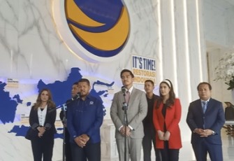 Ketum PSI Kaesang Pangarep bersama Ketua DPP NasDem Roberth Rouw saat konferensi pers di NasDem Tower Jakarta, Senin (22/7)