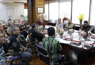 Bupati Blitar Rini Syarifah Didampingi Para Pembantunya Audiensi bersama Tim dari KLHK RI