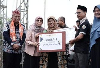 Pj Sekda Kota Depok, Nina Suzana (dua dari kanan) menyerahkan sertifikat penghargaan kepada Koperasi Simpan Pinjam dan Pembiayaan Syariah (KSPPS) BMT Bina Usaha Sejahtera yang dinyatakan sebagai koperasi sehat