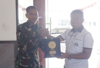 Dansatlinlamil 3 Kolonel Laut (P) Nur Rochmad Ibrohim saat memberikan cenderamata prajurit berprestasi 