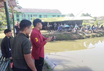 Danrindam V Brawijaya Kolonel Inf Mukhamad Albar saat membuka lomba mancing, Minggu (18/8)